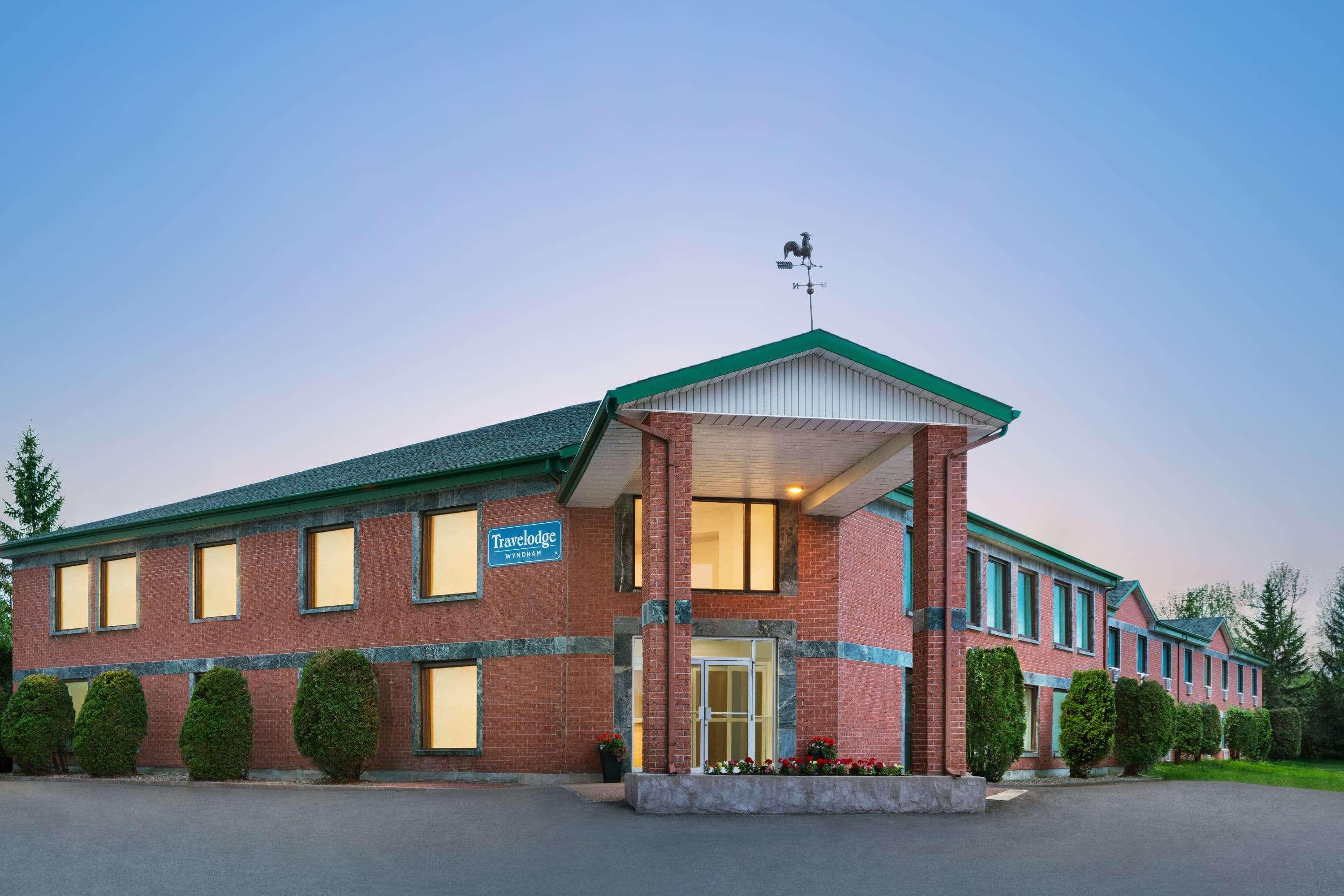 Travelodge By Wyndham Rigaud Buitenkant foto